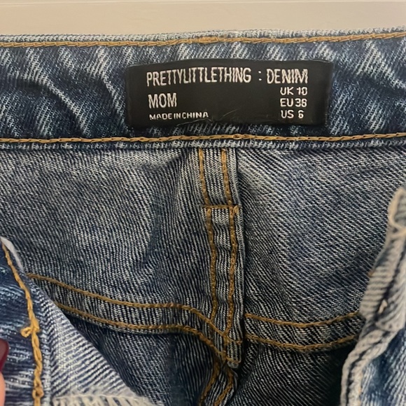 NWT Pretty Little Thing Knee Rip Light Wash Mom Jeans US Size 6 - Picture 3 of 15